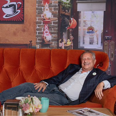 ‘Friends’ 25th Anniversary: Producer Kevin Bright ’76 on Ross and Rachel, Best Cameos and More